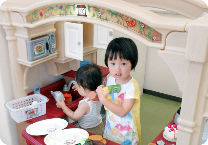 子供が遊んでいる画像